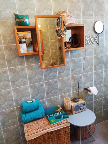 une salle de bains avec une table et une radio. dans l'établissement Joli nid au cœur de ville, à Sète