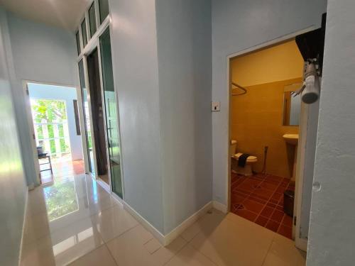 un couloir avec une salle de bains pourvue de toilettes. dans l'établissement Samed Your House Family Room, à Ko Samet