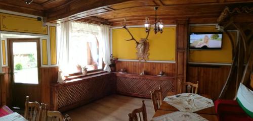 コプリフシティツァにあるРадкината къщаのダイニングルーム(テーブル、壁掛けテレビ付)