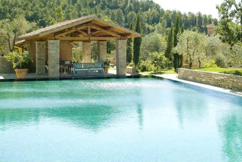 Pian di ScòにあるExclusive Borgo in Tuscanyの- ガゼボ付きのスイミングプール