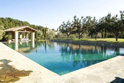 Exclusive Borgo in Tuscanyの敷地内または近くにあるプール