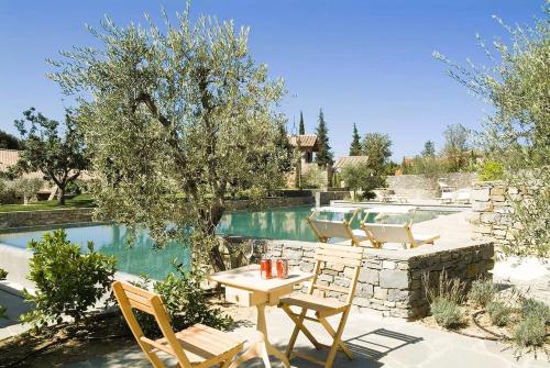 Pian di ScòにあるExclusive Borgo in Tuscanyのプールサイドのパティオ(テーブル、椅子付)