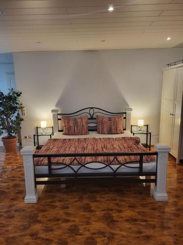 uma cama grande num quarto com duas almofadas em Ferienwohnung für 4 Personen mit schnellem WLAN, Glasfaser, TV Paket em Beilstein