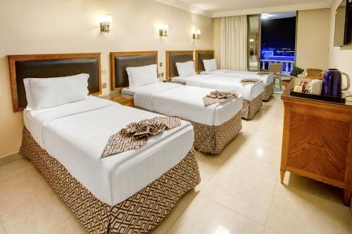 Кровать или кровати в номере Dweik Hotel LUXURY 3