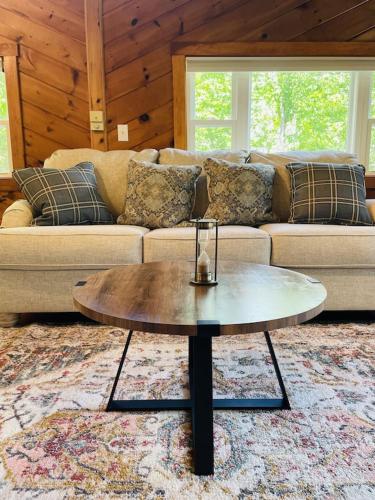 Ein Sitzbereich in der Unterkunft Chalet with a Private Beach in Acadia National Park