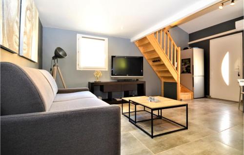 Televízia a/alebo spoločenská miestnosť v ubytovaní Stunning Apartment In Mornas With Wifi