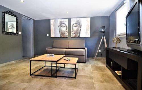 un salon avec un canapé et une table dans l'établissement Stunning Apartment In Mornas With Wifi, à Mornas