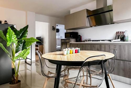 une cuisine avec une table et des chaises en bois dans l'établissement Marquis proche du centre ville, à Annecy