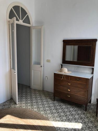 Habitación con puerta, tocador y espejo. en HomefromHomees B&B, en Sant Feliu de Guíxols