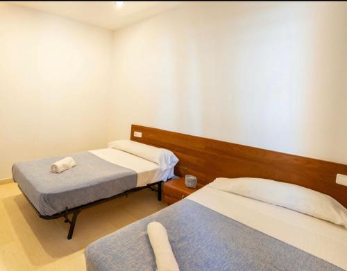 pokój z 2 łóżkami w pokoju w obiekcie Amazing seafront apt in playa den bossa w mieście Playa d'en Bossa