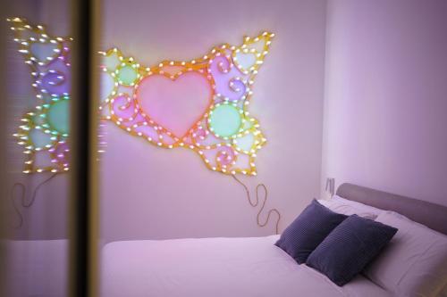 een slaapkamer met een hartdecoratie aan de muur bij Casa Chicotta in Palermo
