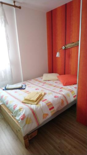 une chambre avec un lit à baldaquin dans l'établissement Gîte Ker Ch'ti, à Saint-Pierre-Quiberon