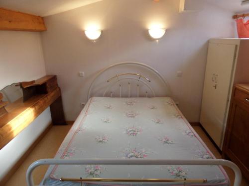 une petite chambre avec un lit dans une pièce dans l'établissement Mireille, à Castellane
