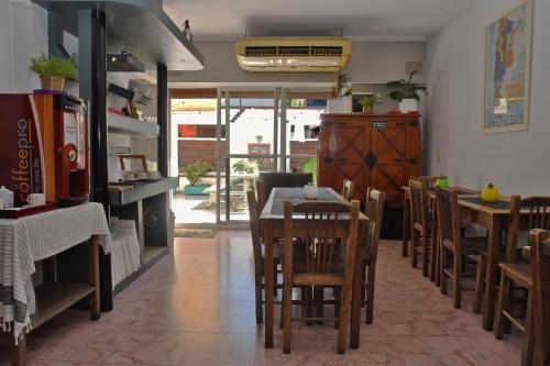 Palermo Soho Hostel في بوينس آيرس: غرفة طعام مع طاولة وبعض الكراسي