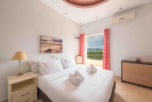 A bed or beds in a room at Anavissos 3bdr Seaview Beachhouse with Bbq