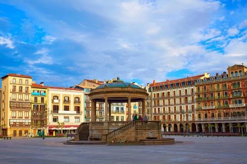 ein Gebäude mit einem Pavillon mitten in einer Stadt in der Unterkunft Pamplona ciudad maravilla in Pamplona