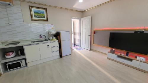 Una televisión o centro de entretenimiento en RG Pension