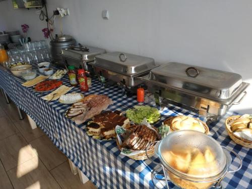 einen Tisch mit einem blau-weißen karierten Tischtuch in der Unterkunft Kajaki i Rowery in Ruciane-Nida