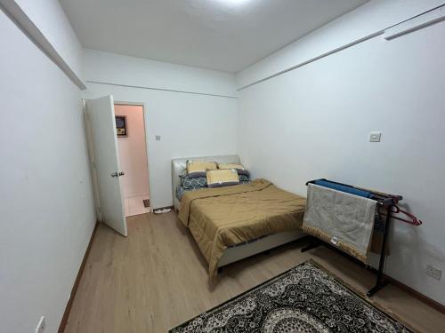 Kampong Bukit DaratにあるHanizz Vacation Homeの小さなベッドルーム(ベッド1台、ドア付)