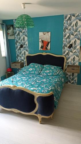une chambre avec un grand lit aux murs bleus dans l'établissement Charmant appartement au cœur de la montagne Corse, à Zoza