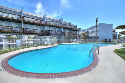 a large swimming pool in front of a building at Bay Tree B4 in Port Aransas