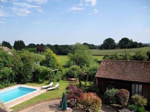 an overhead view of a backyard with a swimming pool at Countryside cottage with pool in High Halden