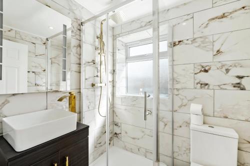 Designer House in Bristol - Hot Tub - Sleeps 10 photo 4