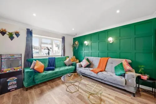 Designer House in Bristol - Hot Tub - Sleeps 10 photo 1