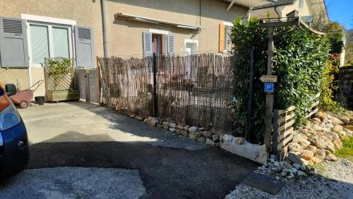 Το κτήριο όπου στεγάζεται  η παραθεριστική κατοικία