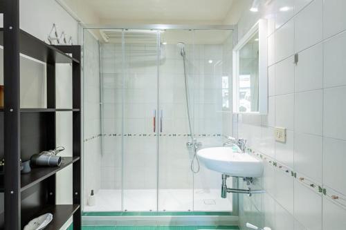 W łazience znajduje się prysznic i umywalka. w obiekcie [Duomo] Elegante Appartamento we Florencji