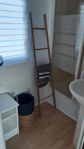 un baño con una escalera junto a un lavabo en Mobil-Home 6 Personnes en Saint-Pair-sur-Mer