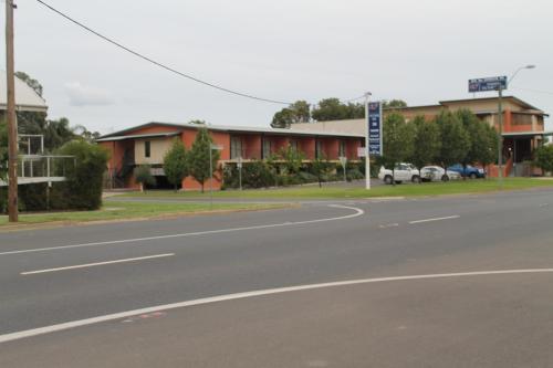 an empty street in front of a building at Forbes Victoria Inn in Forbes