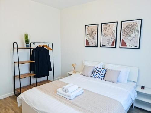 1 dormitorio con 1 cama con toallas en Стильный уголок рядом с EXPO - Современный Комфорт en Prigorodnyy