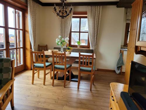 巴德小基希海姆的住宿－Appartement Liisa Bad Kleinkirchheim，一间带桌椅和窗户的用餐室