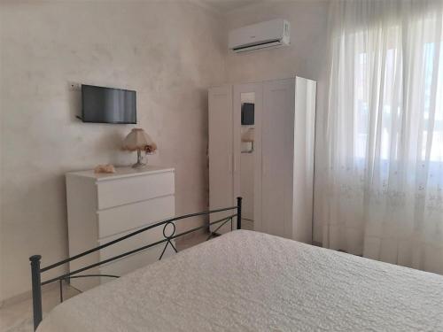 una camera con letto e TV a parete di Gallipoli - Lido S. Giovanni - 200 meters from the sea a Gallipoli