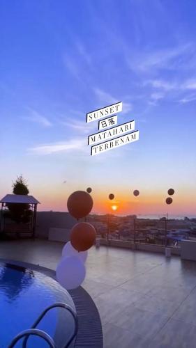 a view of the sunset from the roof of a building at Wiwi Formosa Residence Nagoya Batam in Nagoya