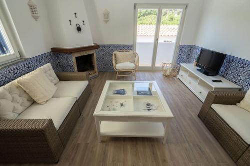 TV a/nebo společenská místnost v ubytování Casa a pequena sereia in Benagil with sea view