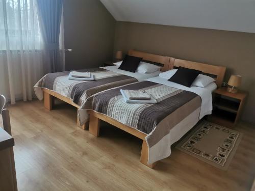 2 camas en una habitación de hotel con 2 camas sidx sidx sidx en House Zlatko, en Selište Drežničko