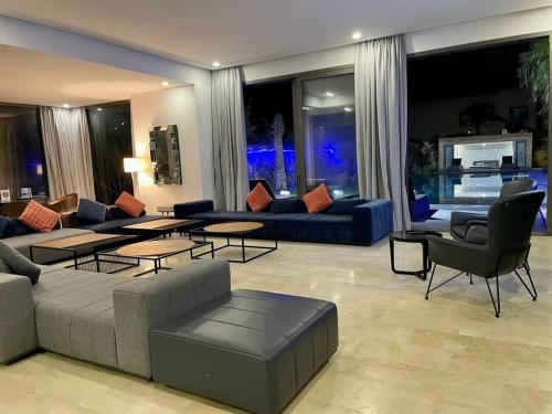 Зона вітальні в Luxury Palm Villa