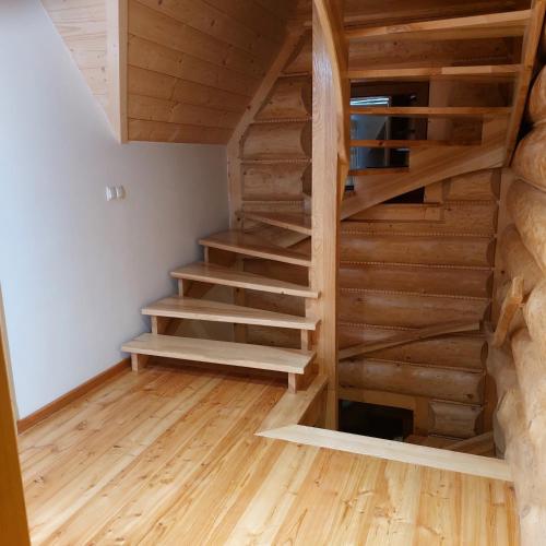 a wooden staircase in a room with wooden floors at NOWA CHATA in Bustryk
