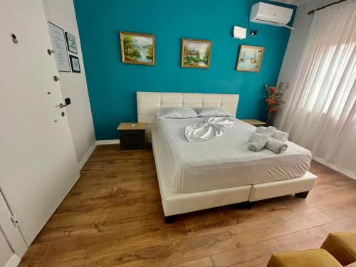 Central room private entry and bathroom