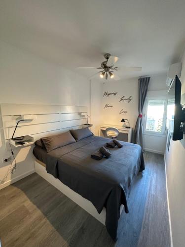 Posteľ alebo postele v izbe v ubytovaní Apt céntrico con vistas y piscinas