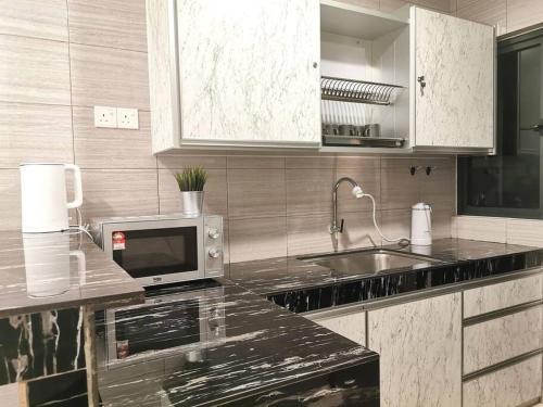 Η κουζίνα ή μικρή κουζίνα στο Symphony Tower Premium 3BR 100mbps Wi-Fi & Netflix
