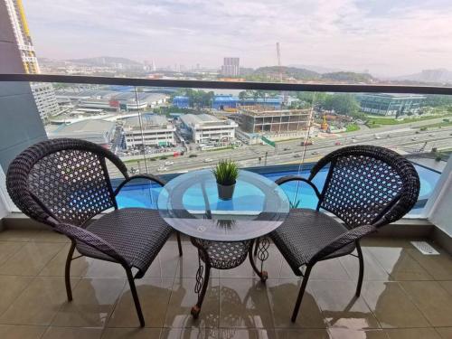 Μπαλκόνι ή βεράντα στο Symphony Tower Premium 3BR 100mbps Wi-Fi & Netflix