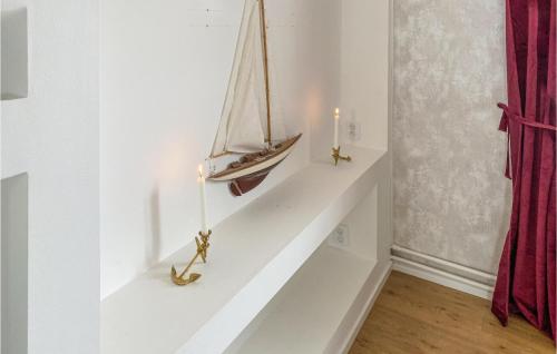 una mensola con una piccola barca appesa a un muro di Gorgeous Apartment In Sommen With Wifi a Sommen