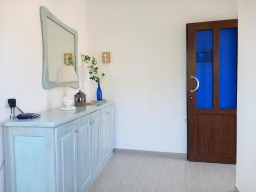 Zimmer mit einem Tisch mit einem Spiegel und einer Tür in der Unterkunft Da Raff in Ischia