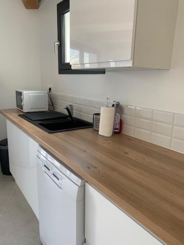 a kitchen counter with a sink and a mirror at La Parenthèse maison T3 au calme avec parking gratuit in Les-Pennes-Mirabeau