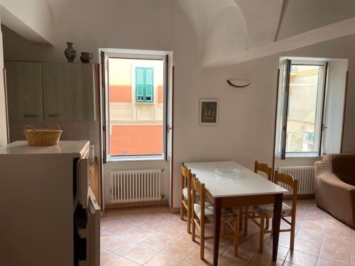 a kitchen and dining room with a table and chairs at Appartamento a due passi dal mare in Finale Ligure