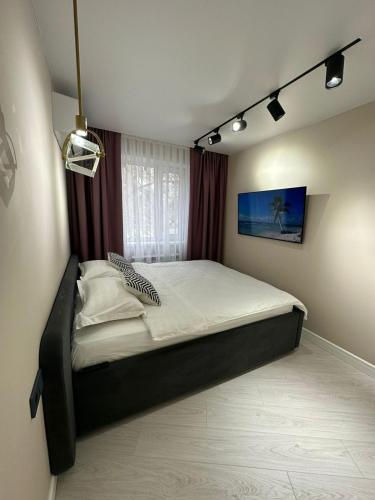 sypialnia z dużym łóżkiem w pokoju w obiekcie Nursultana Nazarbaeva 20 Str by Slissenko Inn w mieście Pawłodar