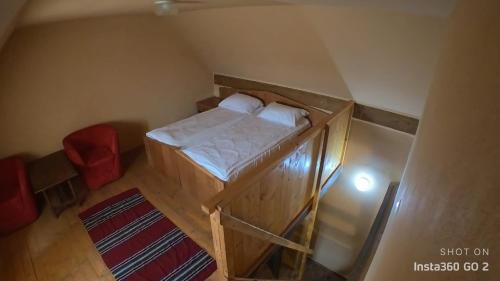 מיטה או מיטות בחדר ב-Vila Sura Razoare